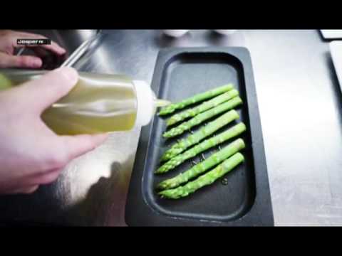Video Grilled asparagus Charcoal oven - Engels