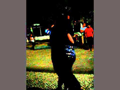 Jéssica e Junior dançando forró na lagoa