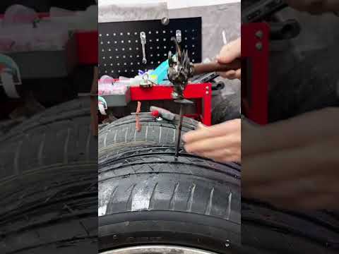 Un pequeño clavo te ayuda a reparar el neumático rápidamente.#repairtires #tire #cartools #fyp