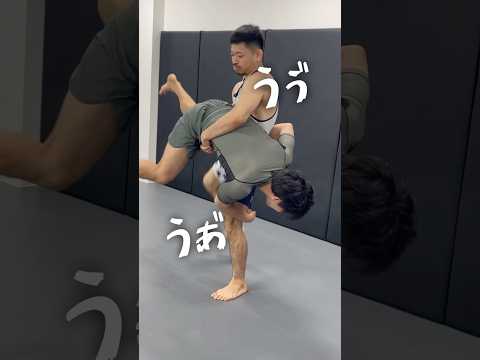 持ち上げることで全てを解決してしまうレスリング強者な奴。
