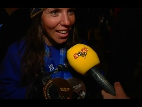 Här visar Charlotte Kalla upp sina medaljer