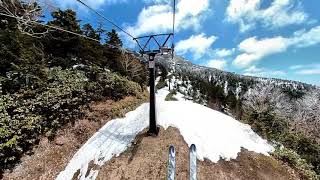 春の志賀高原横手山リフトの風景