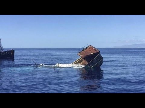 Si në filma! Anija e tij u mbyt, peshkatari mbijeton në det duke u mbyllur brenda frigoriferit