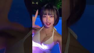 福岡のナイトプールでデカ目美女がかわいいジェスチャー！