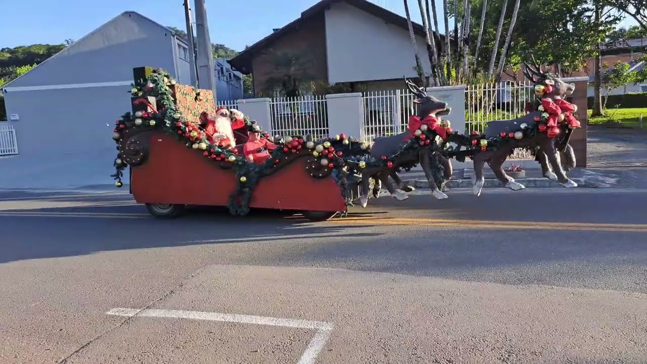 Trenó do papai Noel passando pelas ruas
