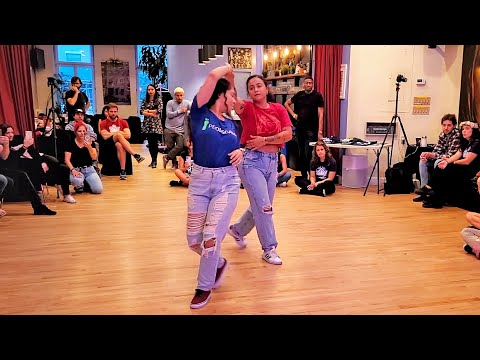 Step variations on basic turns - Dance demo by Juzinha (pé descalço) & Aninha
