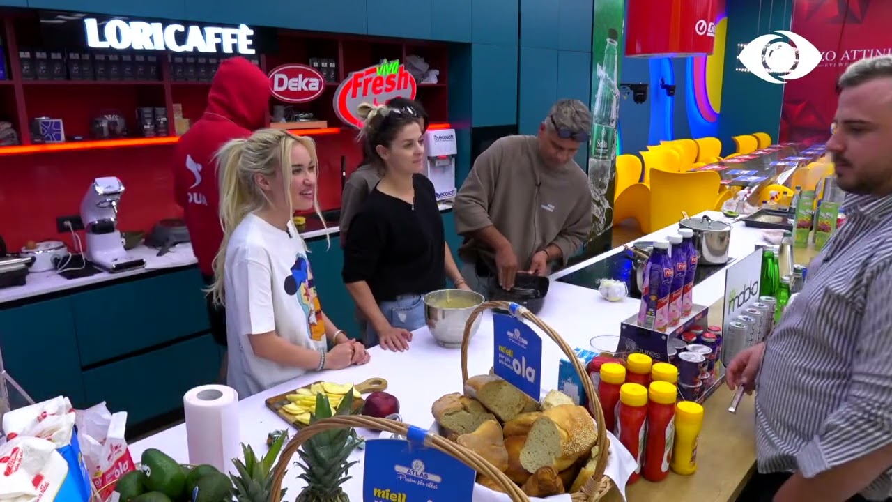 Banorët përgatisin tortë me mollë