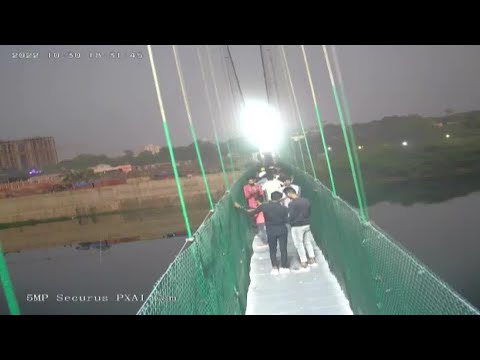 【大惨事】インド人「吊り橋揺らしたろ！」　→　 橋崩落で132人死亡　（動画あり）