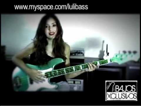Luli Bass con su Lakland 44-64 Custom + DR Neon Green.