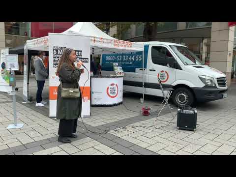 vhs-Lehrerin Susanne Lachnit informiert über Beratungsmöglichkeiten zum Lesen und Schreiben