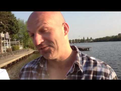 Wette verloren: Julia landet in der Alster