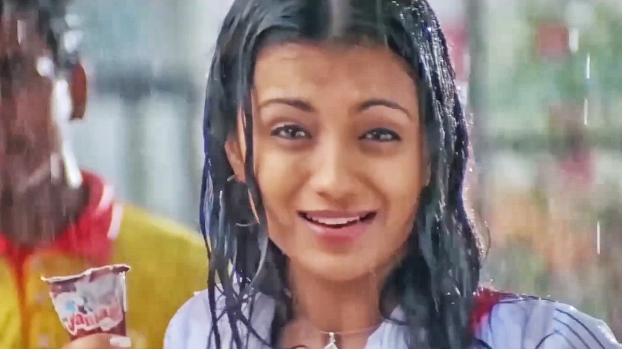 त्रिशा कृष्णन इतनी बारिश मैं आइसक्रीम खा रही है 🌧️🍦 | 