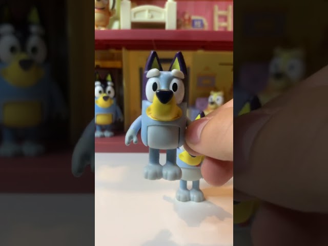 Vídeo relacionado con Bluey - Pack 8 Figuras Aventura, Figuras Articuladas Amigos Preparados para IR de Aventuras, Muñecos de la Serie Infantil, Aumenta tu Colección con Este Pack, Famosa (BLY73000)