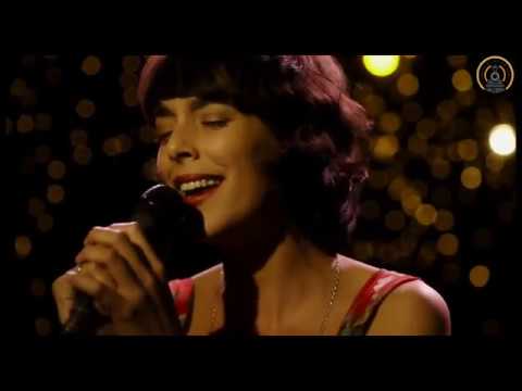 Todas la flores - La llamada - Belén Cuesta y Anna Castillo