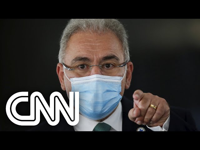 Em Nova York, ministro da Saúde do Brasil mostra dedo médio para manifestantes | NOVO DIA