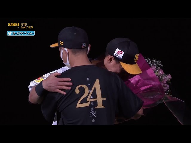 【ホークス・長谷川勇也 引退セレモニー】チームメイトから花束の贈呈 2021年10月21日 福岡ソフトバンクホークス