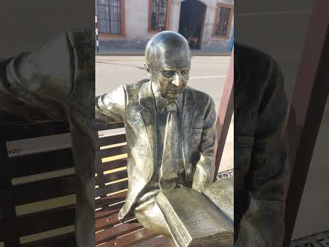 Escultura Sedente de Jorge Basadre en Tacna Paseo Cívico