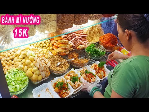Bánh Mì Nướng Muối Ớt 15k gây sốt trên vỉa hè Sài Gòn