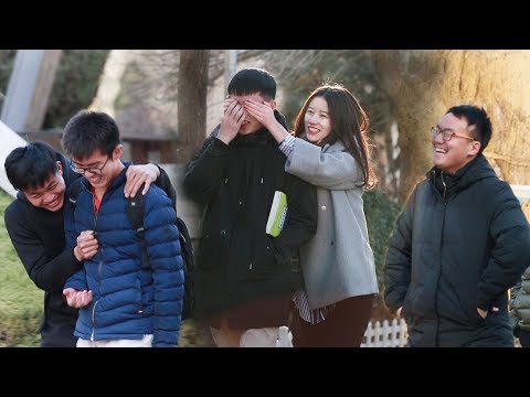 美女街頭測試突然蒙住羞澀路人的眼睛，大家的反應太有趣了！