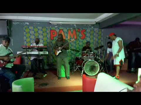 première  séance de répétition des Anciens de l'OUA  avec leur lead vocal Rames de Kimon.