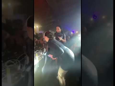 Les Holly G sont gênées après avoir fait monter un fille qui ne sait pas danser sur scène