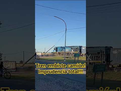 TREN EMBISTE CAMIÓN EN MACIEL #train #accidente #traincrash #danger #fypシ゚viral #shortvideo #santafe