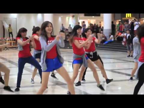 Basic House: KPOP Flash Mob with LSDC-Street