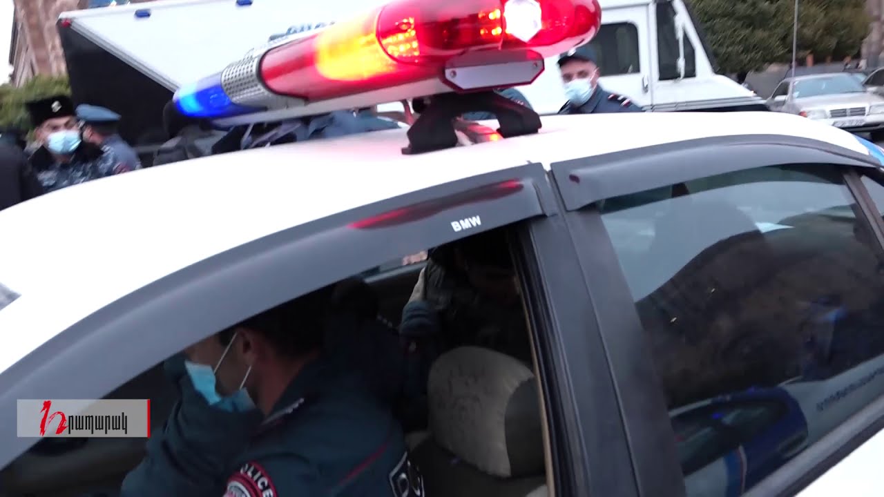 Ոստիկանը հարվածում է ցուցարարին