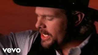 Musik-Video-Miniaturansicht zu You Shouldn't Kiss Me Like This Songtext von Toby Keith