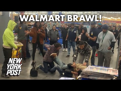 Walmart fight breaks out in this body-slamming, phone-stomping brawl | New York Post