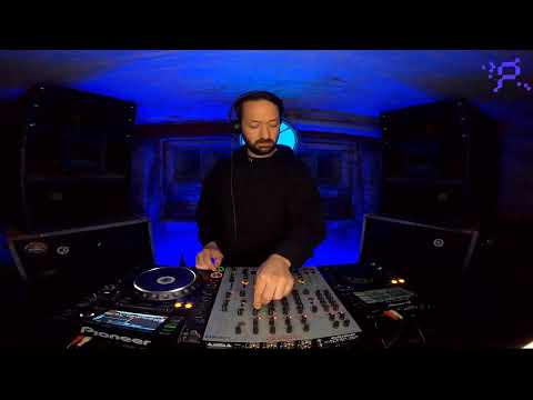 PATTERN: Data Roaming Showcase - Kerst - 03.26.22 - 6PM