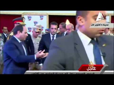 سيارات موكب السيسي تمر فوق السجاد الأحمر