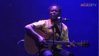 Congolese Musician Lokua Kanza at the Apollo - SaharaTV