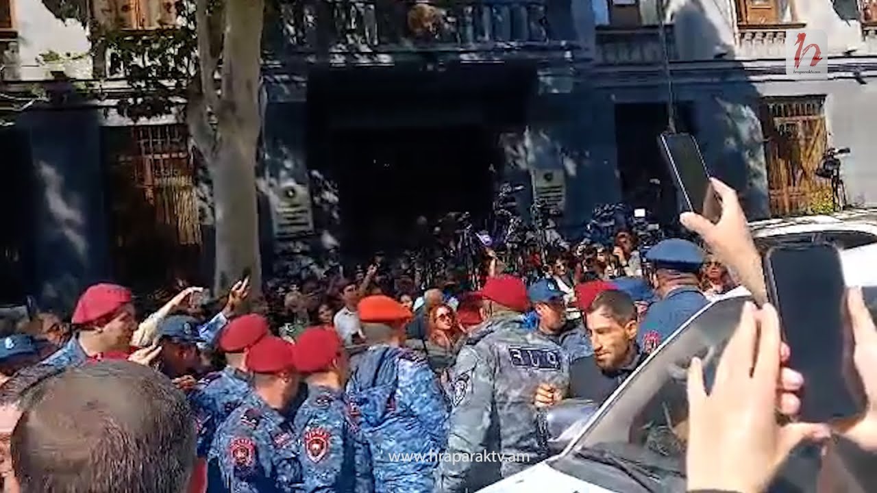 Ակցիայի մասնակիցները մետաղադրամներ են նետում դատախազության ուղղությամբ