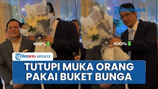 Tingkah Usil Menkeu Purbaya saat Hadiri "1 Tahun Prabowo-Gibran", Tutupi Muka Orang Pakai Bunga