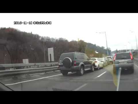 На эстакаде у Дарницкого моста столкнулись 12 автомобилей