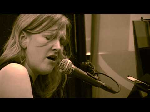 Louise Latham - Young Boy (Live@CaféMartini)