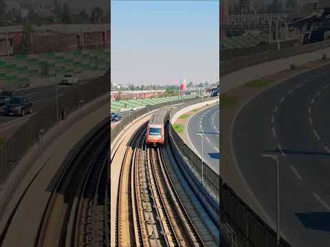 Metro de Santiago Línea 4A (AS02) próximo a ingresar a Estación La Granja
