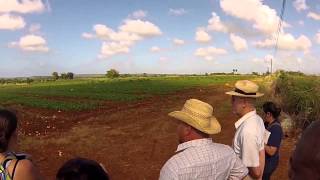 preview picture of video 'El representante de la FAO en Cuba visita finca del campesino-pintor Rogelio Fundora'