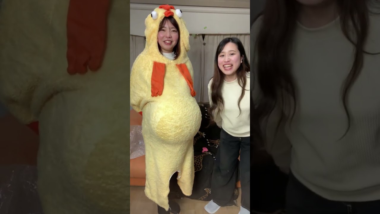チキンの着ぐるみを着て風船割り