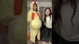 チキンの着ぐるみを着て風船割り