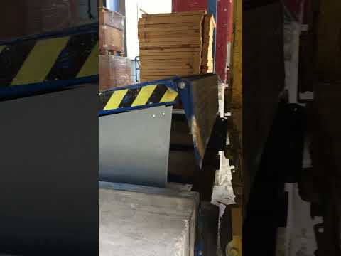 PAW hinged dock leveler