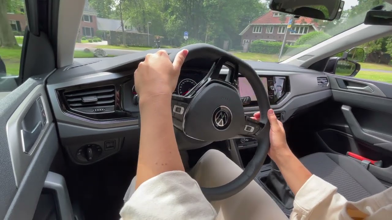 Auto besturen en gas geven Rijles instructiefilm