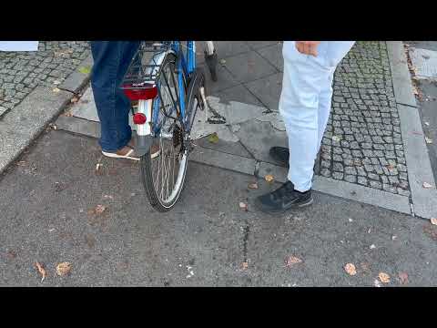 7.11.22 Autofahrer lenkt Autofahrer über den Radweg und Radfahrer wird beschimpft