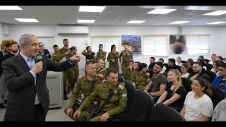 ראש הממשלה בנימין נתניהו נפגש עם מתגייסים לשירות בצה״ל בבסיס הקליטה והמיון במחנה תל השומר (עדכוני משרד ראש הממשלה) - התמונה מוצגת ישירות מתוך אתר האינטרנט יוטיוב. זכויות היוצרים בתמונה שייכות ליוצרה. קישור קרדיט למקור התוכן נמצא בתוך דף הסרטון