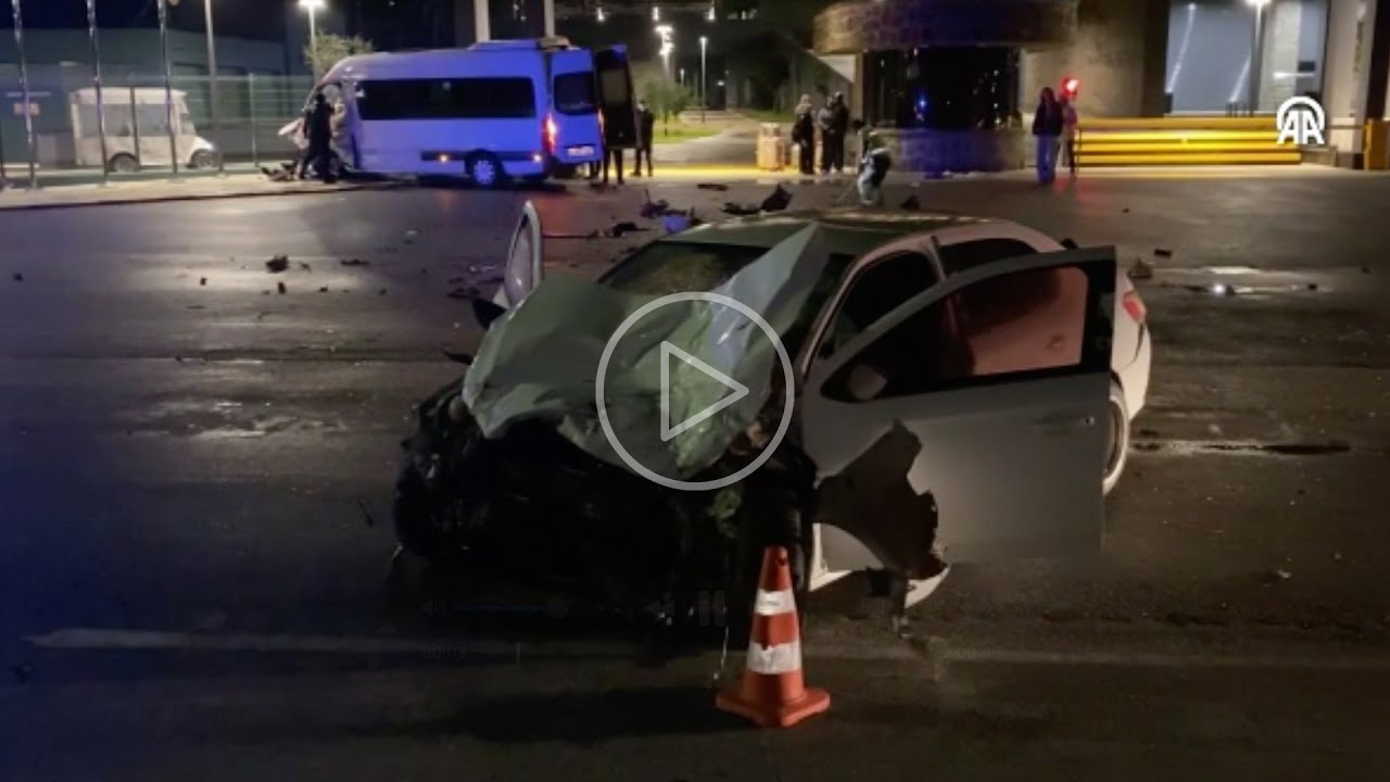 Antalya Serik’te tur minibüsü ile otomobil çarpıştı: 2 kişi yaralandı