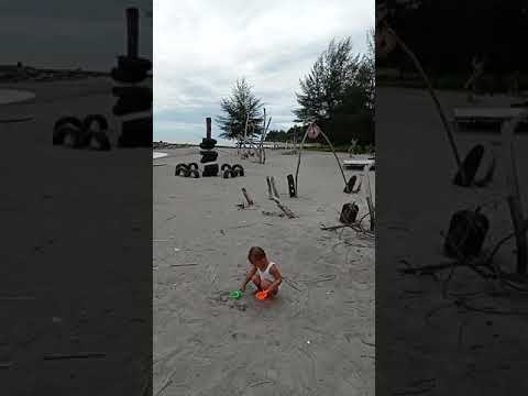 Ruqayyah senang bermain di pantaii 👧👏