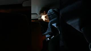 Ele estava sozinho na neve… até alguém começar a bater no carro