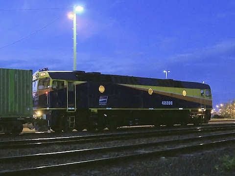 Diesel Locomotive 42206 Shunting Container Wagons (24/9/2009) - PoathTV Australian Trains