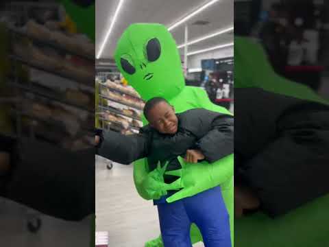 An alien attacked me while I was trying to shop tonight. #legendjayj #aliencostume #alien #funny